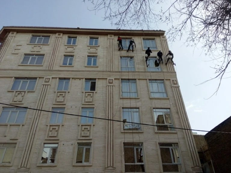 جلوگیزی از ریزش سنگ نما با پیچ و رولپلاک نما با طناب